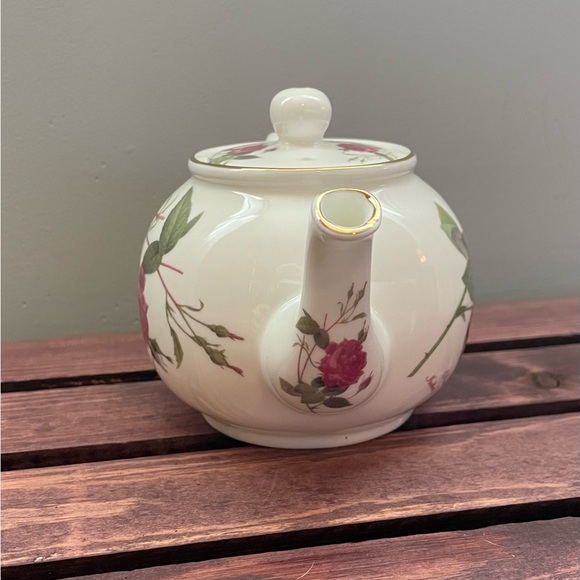 Royal Patrician Rosa Indica Cruenta Fine Bone China Teapot - Picture 2 of 6